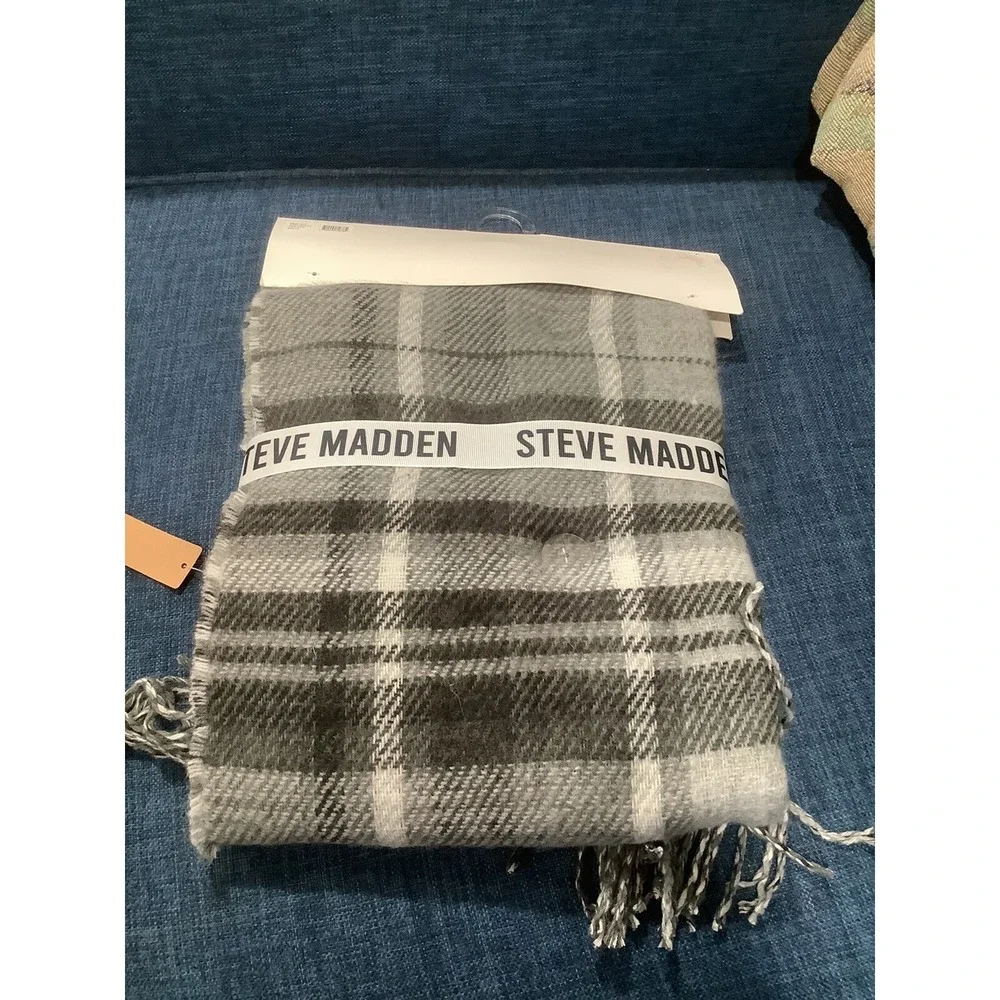 NWT Women's Steve Madden Black Beanie Hat & Gray  Plaid scarf set